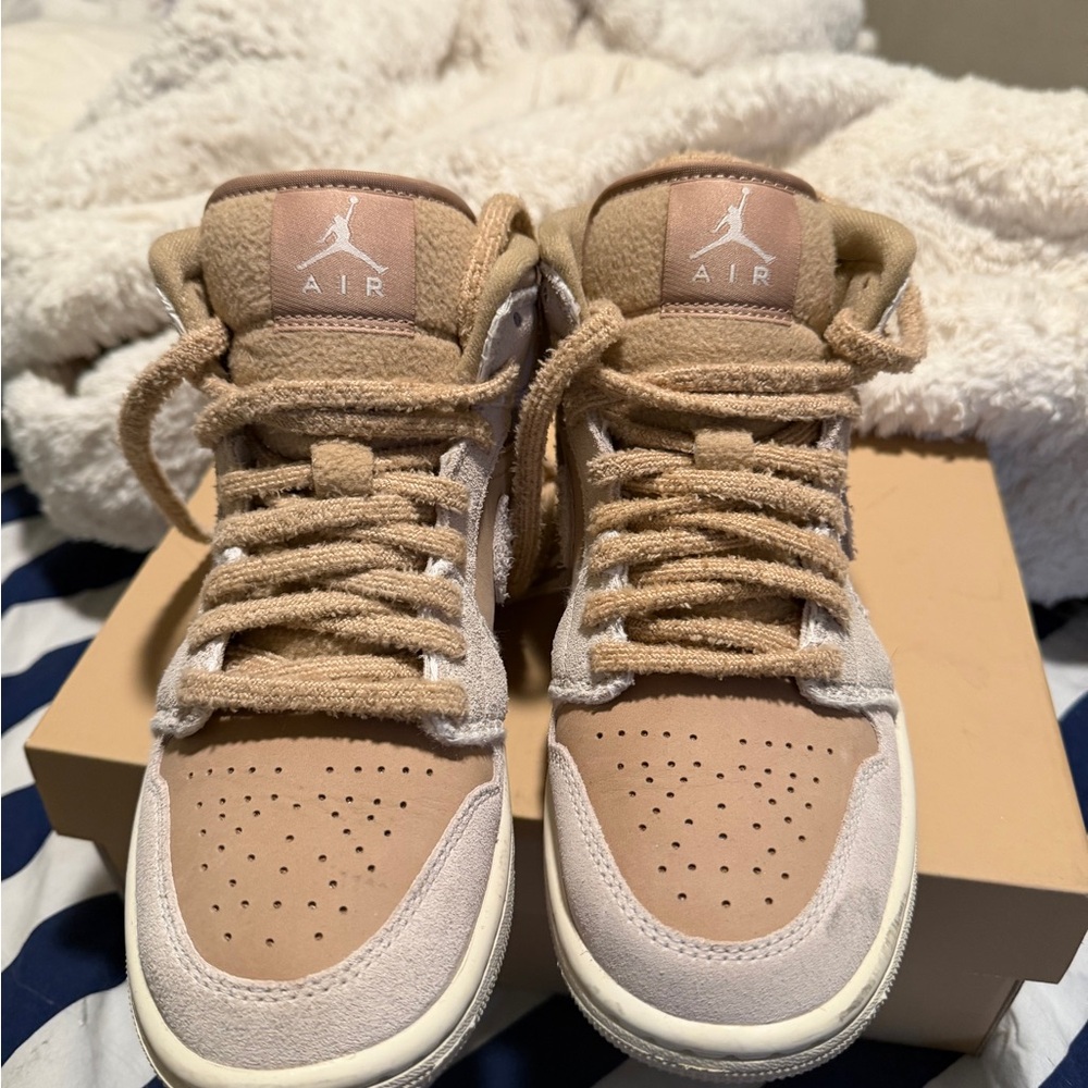 Nike Air Jordan 1 Mid Beige and Blush Suede Sneakers HEMP

Only worn it once - Picture 4 of 6